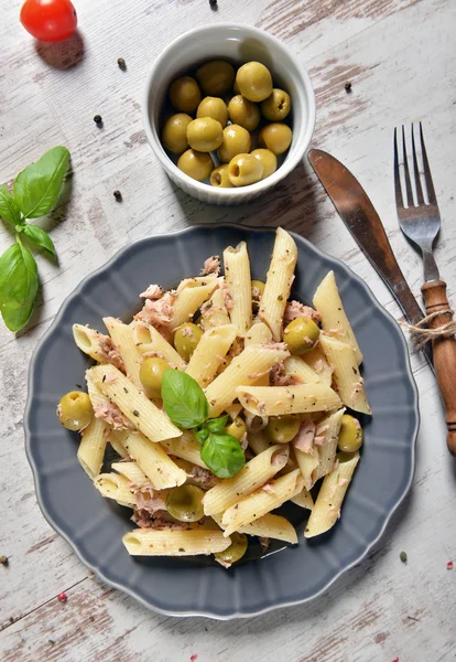 Massa com atum e azeitonas verdes — Fotografia de Stock