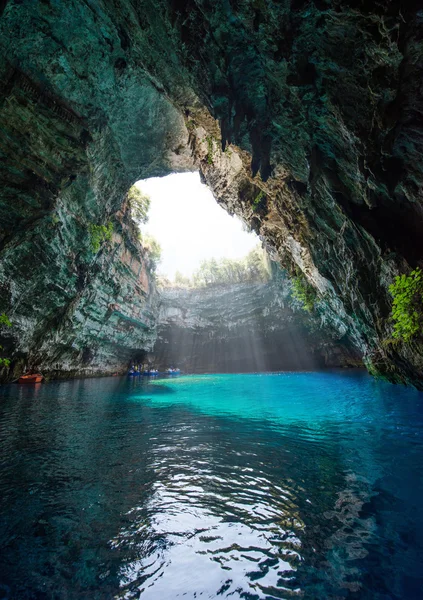 Famoso lago melissani na ilha de Kefalonia — Fotografia de Stock