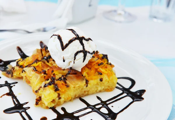 Gâteau à l'orange avec glace vanille — Photo