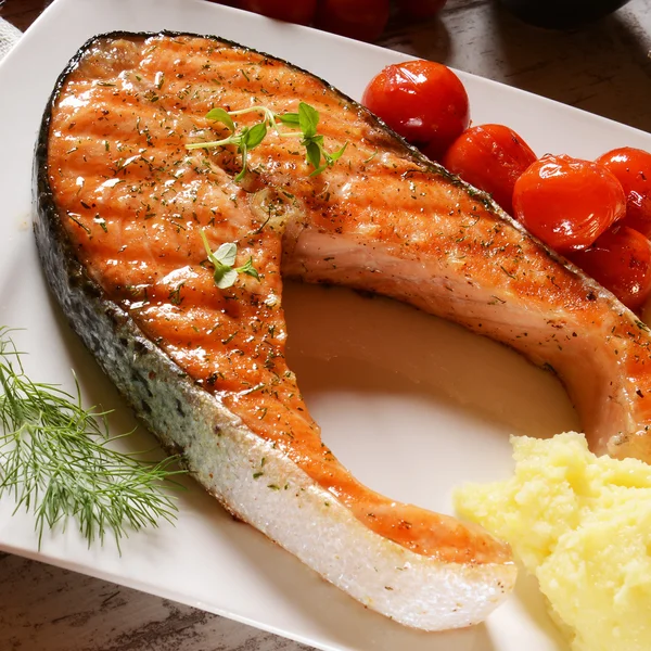 Fried salmon with potato puree — Stock Photo, Image