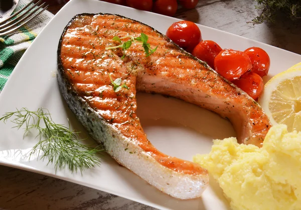 Salmón frito con puré de patata — Foto de Stock