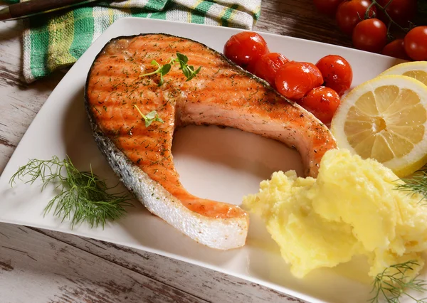 Salmón frito con puré de patata — Foto de Stock