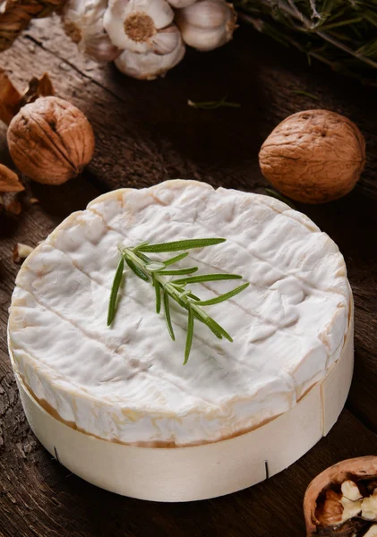 Beyaz camembert peyniri — Stok fotoğraf