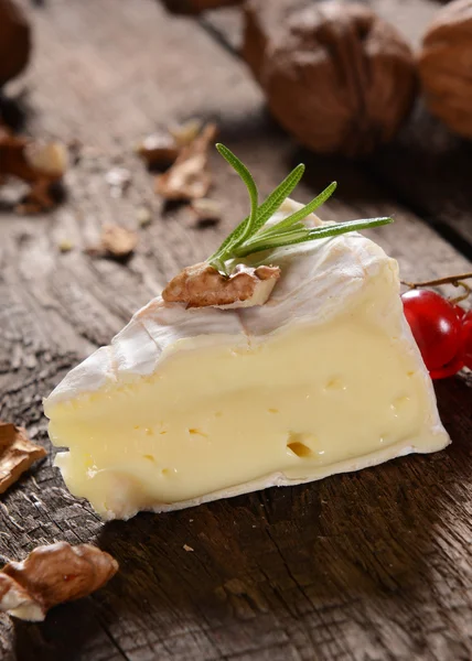 白色的卡门培尔奶酪奶酪 — 图库照片