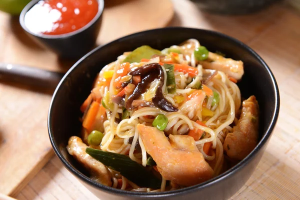 Chicken with Rice Noodles and Vegetables — Stock Photo, Image