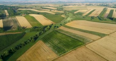 Sonbahar boyunca kırsal manzaranın havadan görünüşü