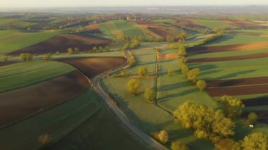 Sonbahar boyunca kırsal manzaranın havadan görünüşü