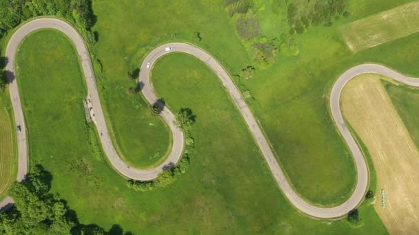 Drone Estrada Sinuosa Tiro Aéreo — Vídeo de Stock