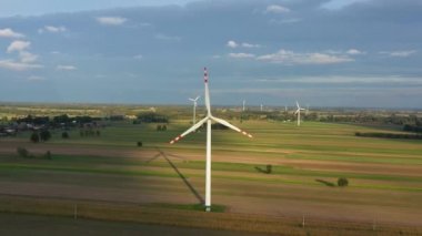 Tecavüz alanındaki rüzgar türbinleri 