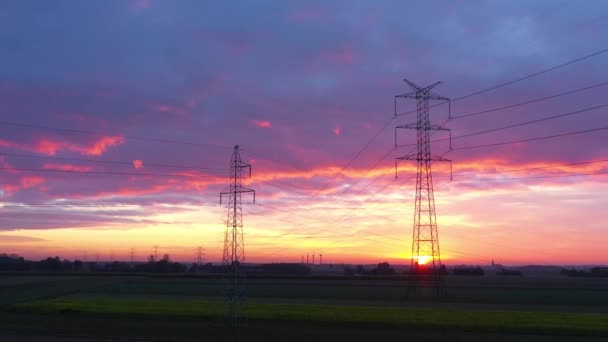 Stromleitungen Bei Buntem Sonnenuntergang — Stockvideo