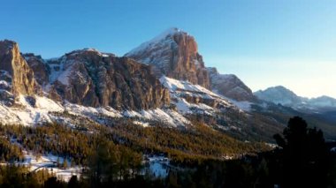 Kış boyunca dağların havadan görünüşü