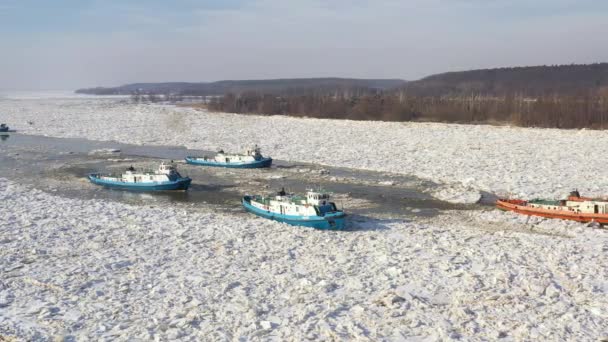 Buzkıran Gemiler Nehirde Buzları Kırıyor — Stok video