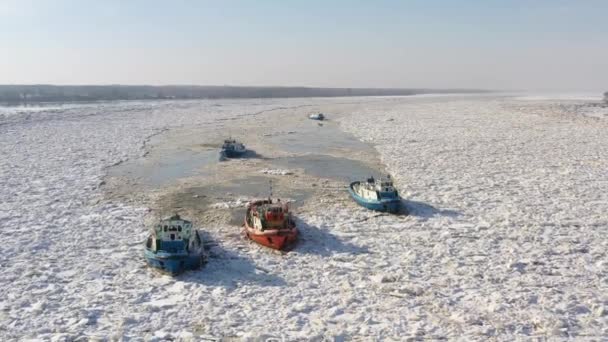 Barcos Rompehielos Aplastando Hielo Río — Vídeos de Stock