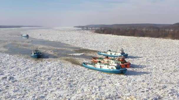 Eisbrecher Schiffe Brechen Eis Auf Dem Fluss — Stockvideo