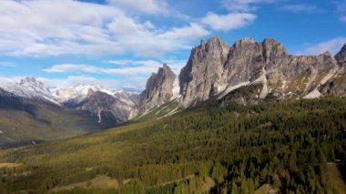 Sonbahar boyunca dağların havadan manzarası