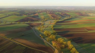 Yeşil tepelerin üzerinde güzel bir bahar sabahı - havadan 4k drone atışı