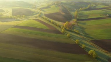 Yeşil tepelerin üzerinde güzel bir bahar sabahı - havadan 4k drone atışı