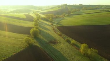 Yeşil tepelerin üzerinde güzel bir bahar sabahı - havadan 4k drone atışı