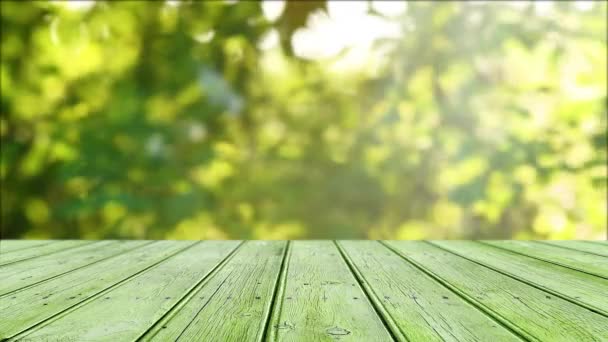 清澈的木制桌子 背景鲜绿而分散焦点 — 图库视频影像
