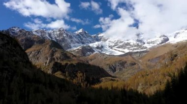 Sonbahar boyunca dağların havadan manzarası