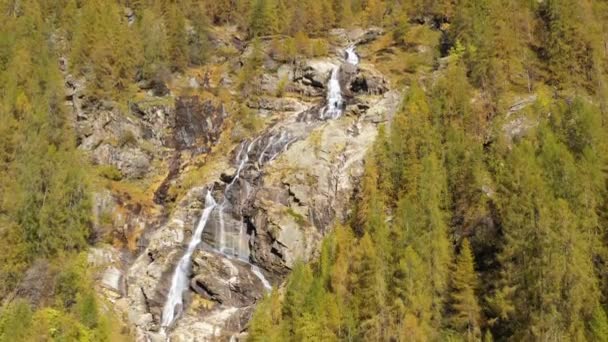 秋の山の中の滝と川 — ストック動画