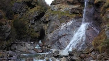 Sonbaharda dağlarda şelale ve nehir - hava çekimi