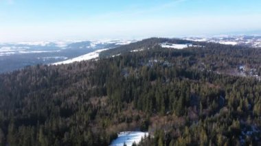 Kış boyunca dağların havadan görünüşü