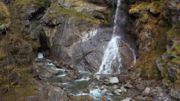 Cascada Río Las Montañas Durante Otoño Plano Aéreo — Vídeos de Stock