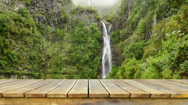 Пустая Съемка Деревянного Стола Водопадом Джунглях Заднем Плане — стоковое видео