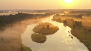 Doğal nehrin insansız hava görüntüsü.