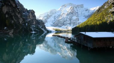 Braies Gölü 'nde güzel bir sonbahar sabahı