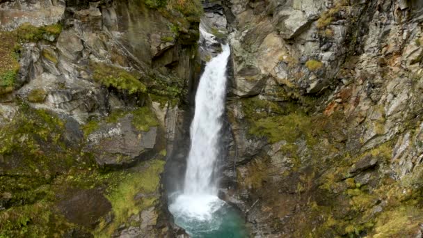 Cascada Río Las Montañas Durante Otoño Plano Aéreo — Vídeos de Stock