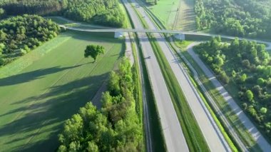 Bahar tarlaları arasındaki yolun havadan görünüşü