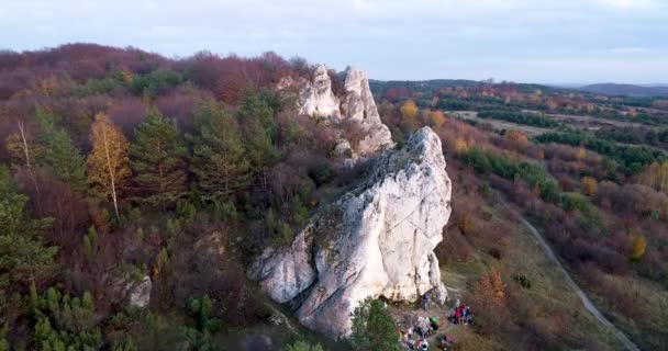 波兰Jura Krakowsko Czestochowska的岩石 Okiennik Wielki岩石 — 图库视频影像