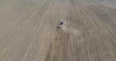 İş sırasında hasat makinesinin hava görüntüsü