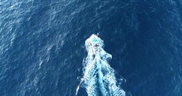Лодка Морских Волнах — стоковое видео