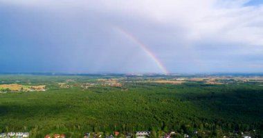 Gökkuşağı ve yeşil çayırları olan güzel bahar manzarası