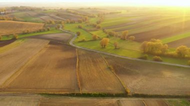 Rüzgarlı yol dronu hava görüntüsü