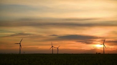 Rüzgar türbinleri üzerinde güzel bir gün doğumu