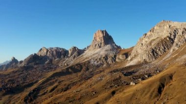 Sonbahar aylarında dağların insansız hava görüntüleri