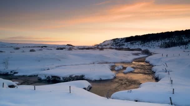 Zimowy Krajobraz Rzeki Podczas Zachodu Słońca — Wideo stockowe