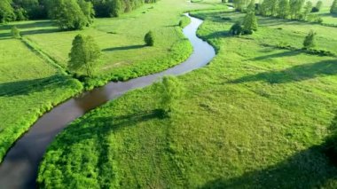 Doğal nehrin insansız hava görüntüsü.