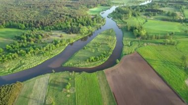 Doğal nehrin insansız hava görüntüsü.