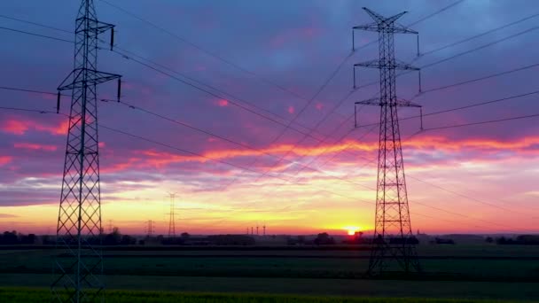 Elektriciteitslijnen Bij Kleurrijke Zonsondergang — Stockvideo