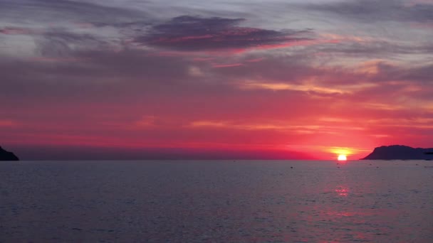 Kleurrijke Zonsondergang Boven Het Meer Luchtfoto — Stockvideo
