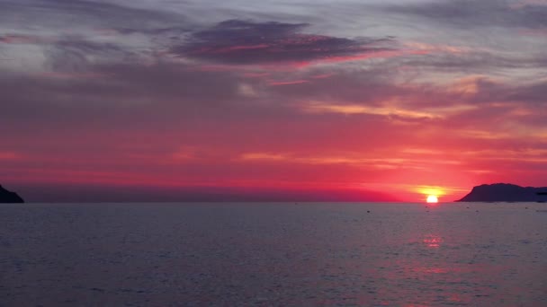 Pôr Sol Colorido Sobre Lago Tiro Aéreo — Vídeo de Stock