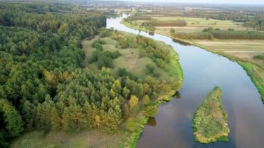 Doğal nehrin insansız hava görüntüsü.