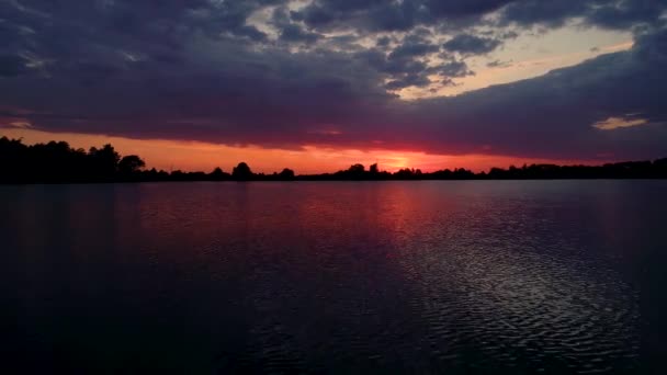 湖の上にカラフルな夕日空撮 — ストック動画