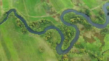 Doğal nehrin insansız hava görüntüsü.