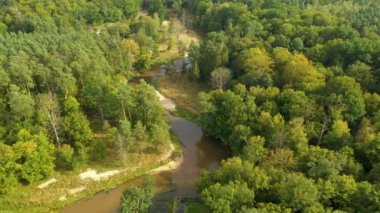Doğal nehrin insansız hava görüntüsü.